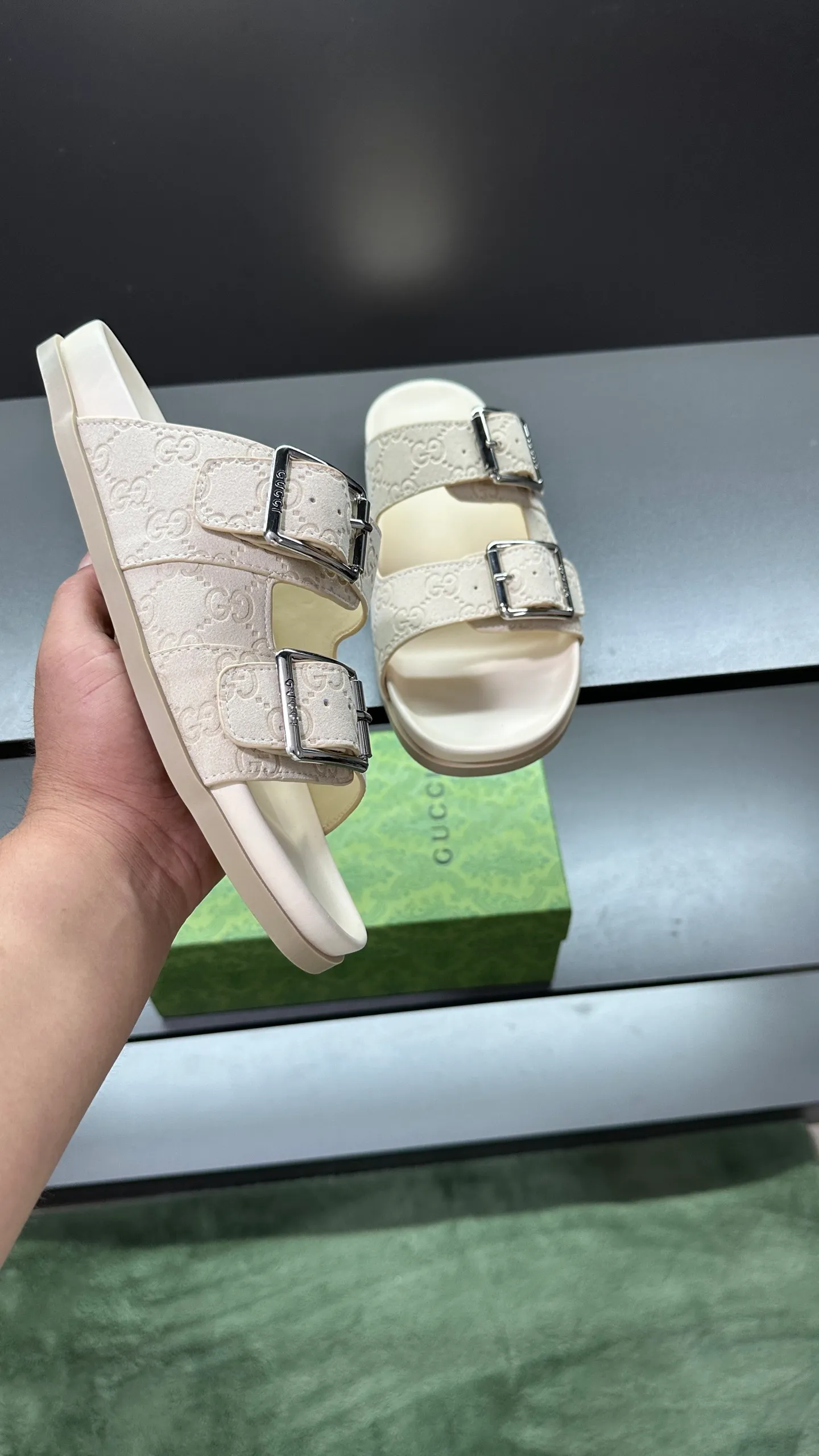 [G Home New Style] P: 320💰Men's size 39~45, (46. Customized) This slipper is made of GG polyester fiber and is decorated with a Gucci label on the front, which adds a striking logo feel to the style. "Gucci Made in Italy" stamped label Rubber sole Flat Made in Italy